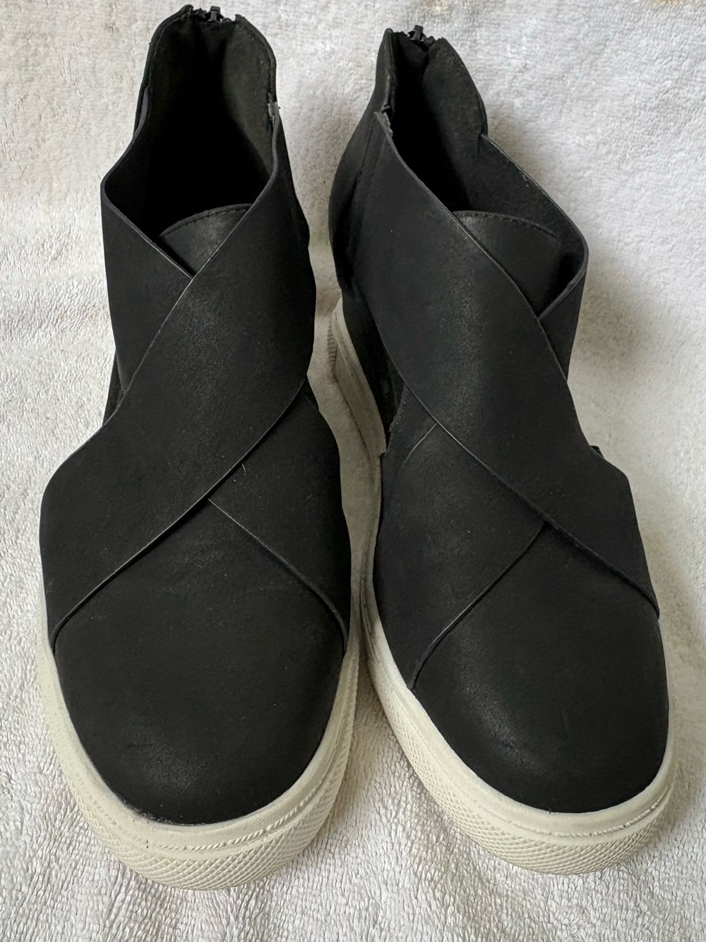 Natural Reflections Women’s 8 Strappy Criss Cross Shoes